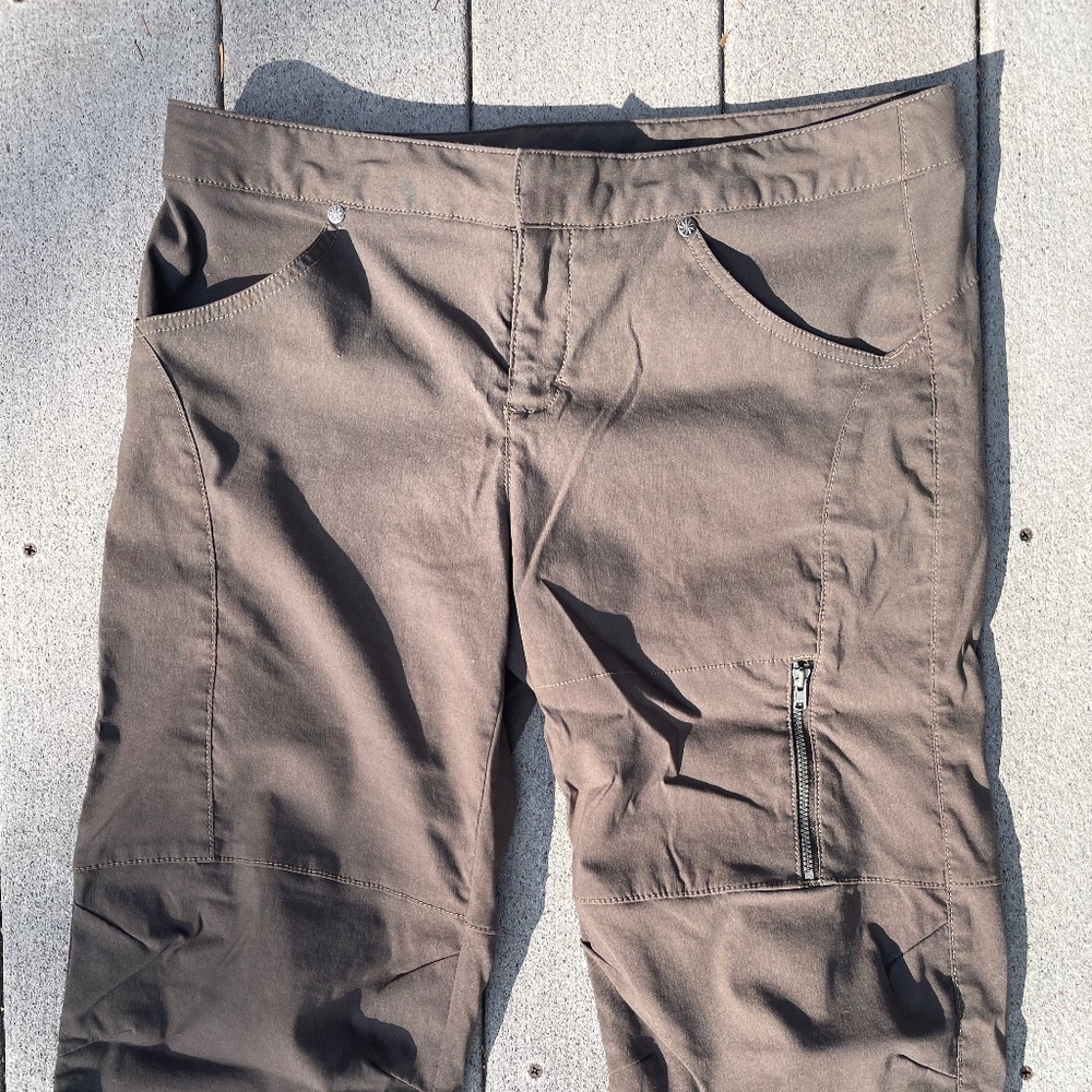 Athleta capri pants with zippered pocket